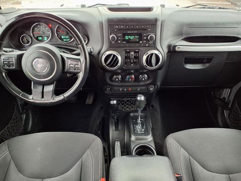 Used 2016 Jeep Wrangler Unlimited Sahara w/ Connectivity Group AWD/4WD image 4