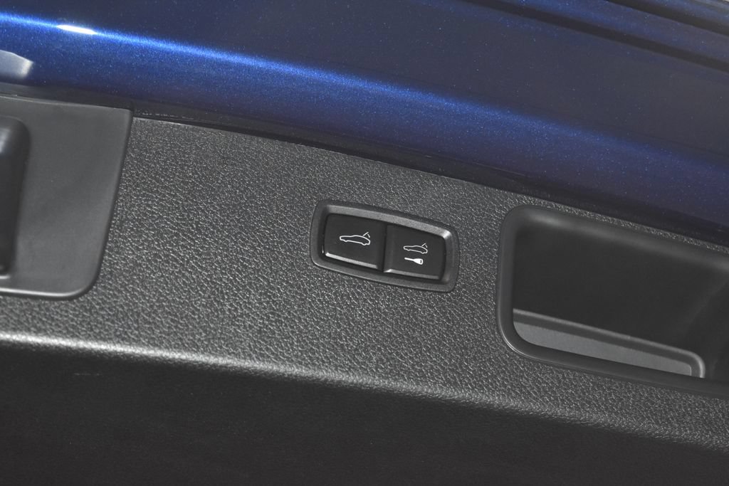 Certified 2025 Porsche Macan AWD/4WD image 35
