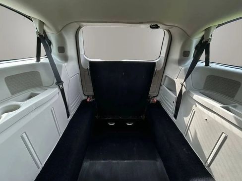 Used 2016 Dodge Grand Caravan American Value Package FWD image 19