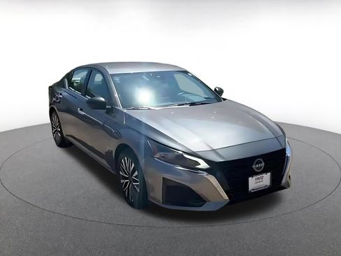 Used 2025 Nissan Altima 2.5 SV FWD image 3