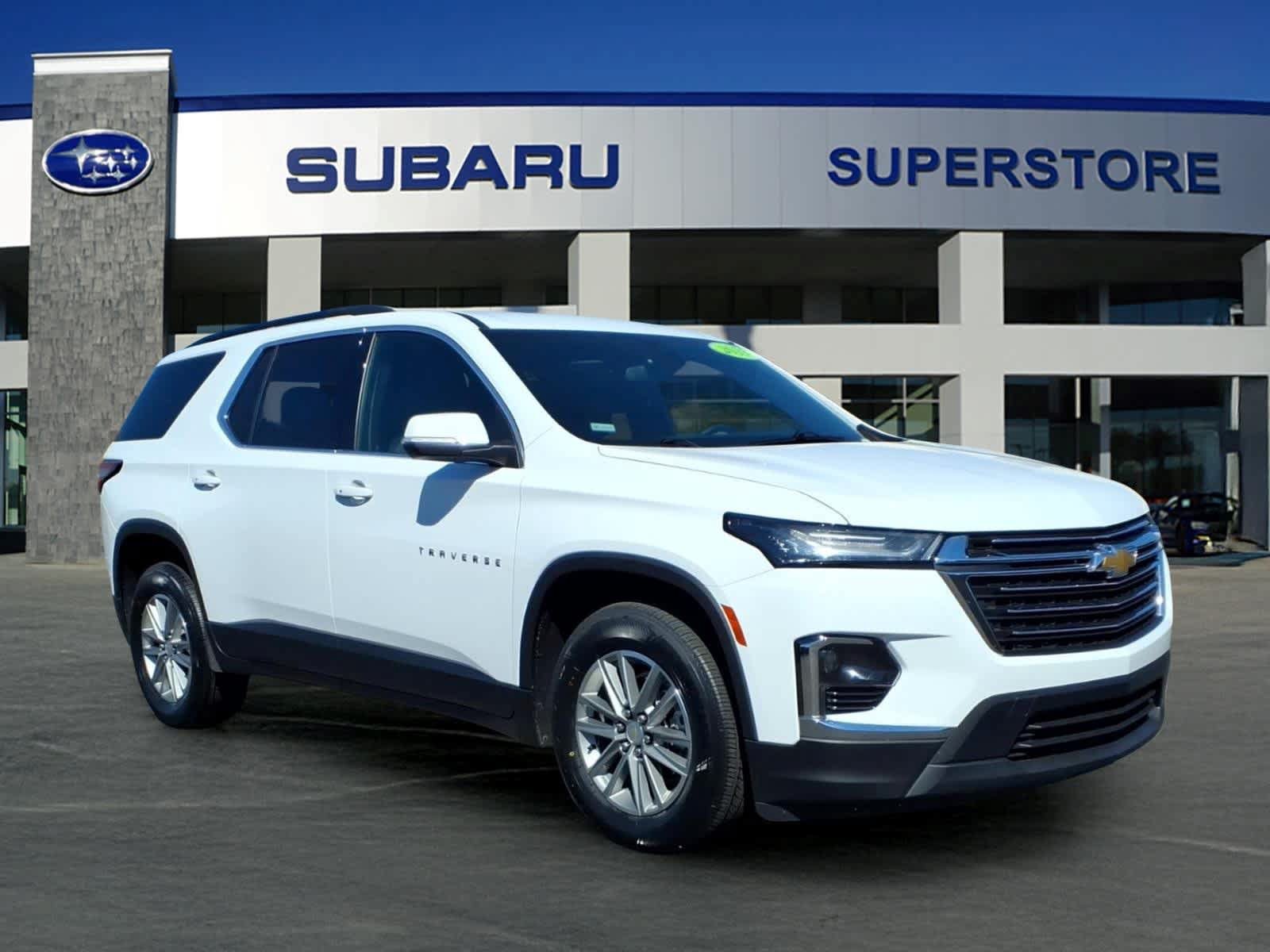 Used 2023 Chevrolet Traverse LT FWD image 1