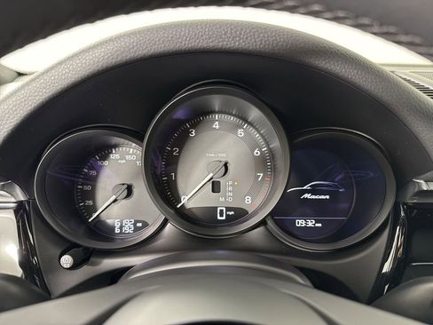Certified 2025 Porsche Macan image 36