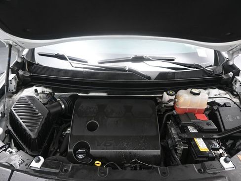 Used 2024 Chevrolet Traverse RS FWD image 16