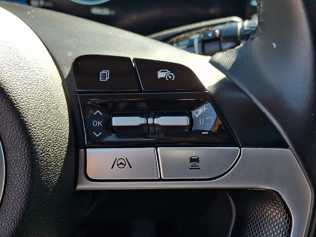 Certified 2025 Hyundai Elantra Limited FWD image 28