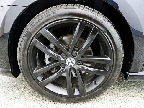 Used 2018 Volkswagen Passat 2.0T R-Line w/ R-Line Lighting Package image 18