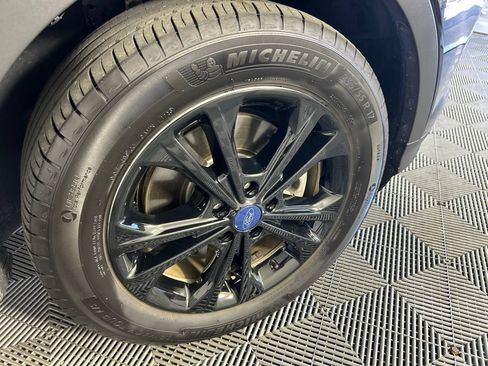 Used 2018 Ford Escape SE w/ SE Sync 3 Package AWD/4WD image 4