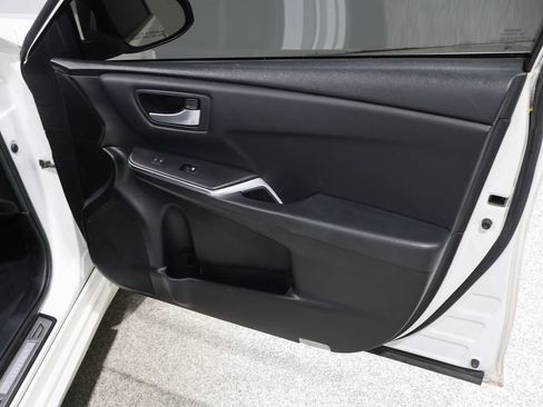 Used 2017 Toyota Camry SE image 23