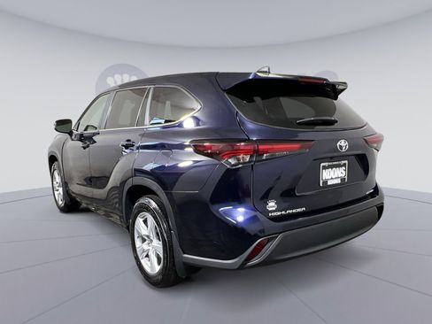Used 2024 Toyota Highlander LE AWD/4WD image 4