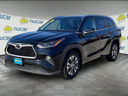 Used 2021 Toyota Highlander XLE AWD/4WD image 3