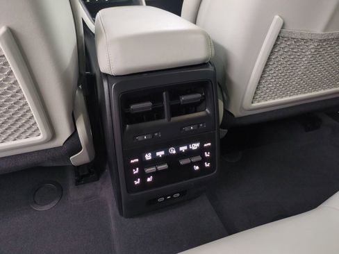 Certified 2025 Porsche Macan 4 Electric AWD/4WD image 19