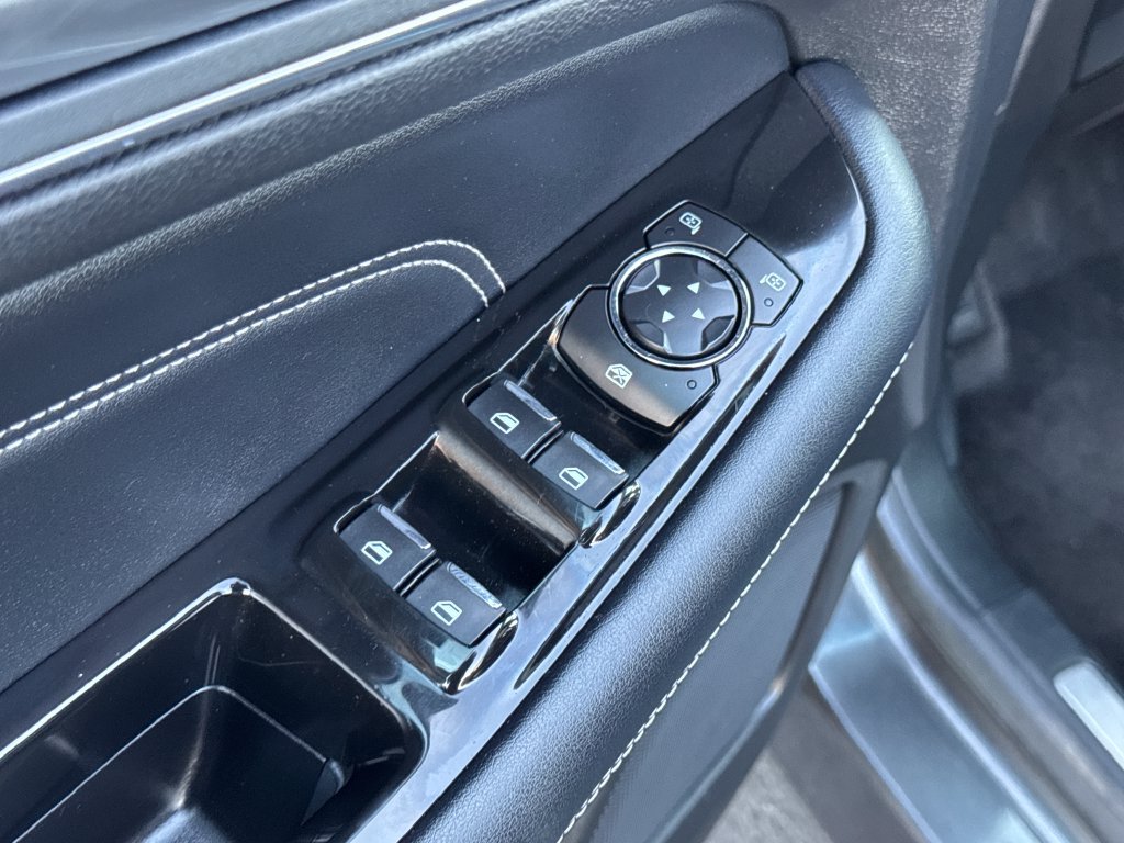 Used 2018 Ford Edge Titanium w/ Equipment Group 302A AWD/4WD image 21