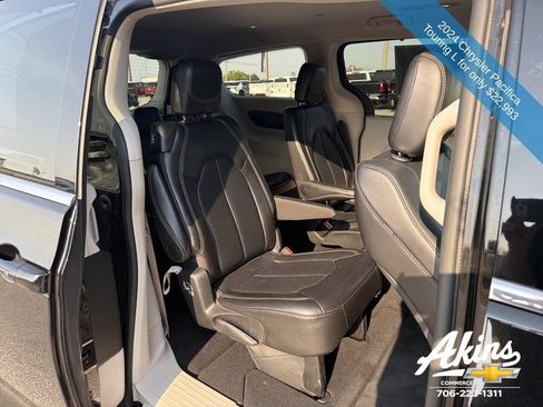Used 2024 Chrysler Pacifica Touring-L FWD image 18
