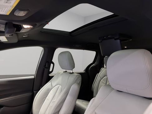 Used 2021 Chrysler Pacifica Touring w/ S Appearance Package image 5