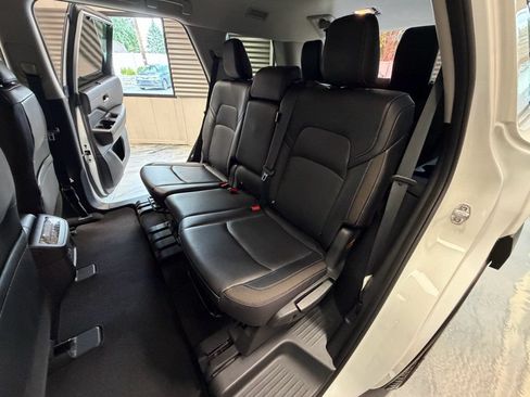 Used 2023 Nissan Pathfinder SL AWD/4WD image 8