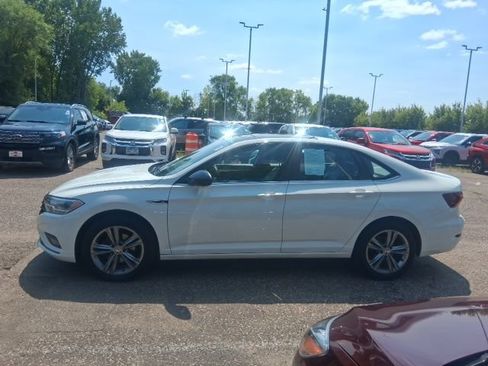 Used 2019 Volkswagen Jetta R-Line w/ R-Line Cold Weather Package FWD image 2