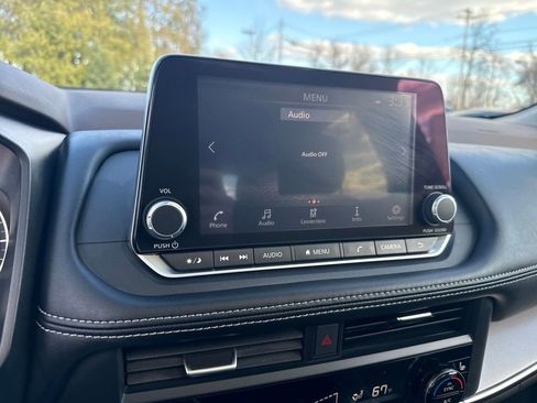 Used 2023 Nissan Rogue SV w/ SV Premium B Package image 32