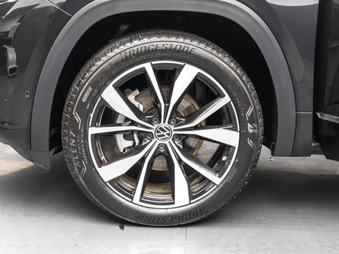 Certified 2025 Volkswagen Atlas SEL Premium R-Line image 41
