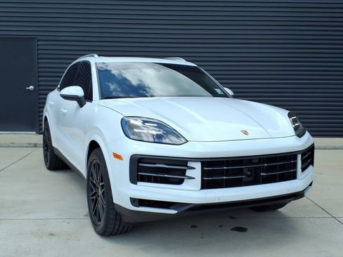 Used 2024 Porsche Cayenne AWD/4WD image 8