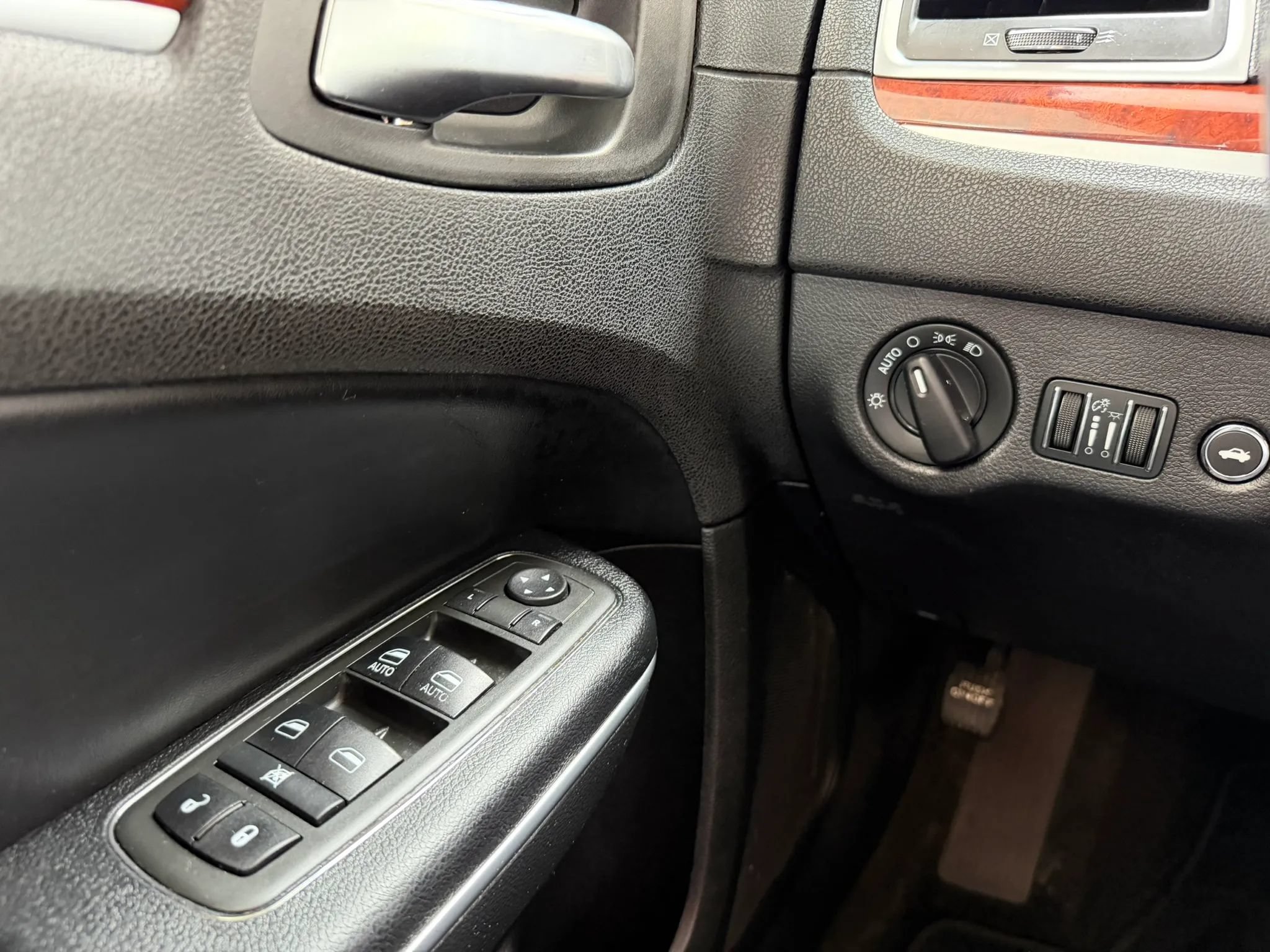 Used 2013 Chrysler 300 RWD image 21