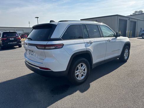 Used 2024 Jeep Grand Cherokee Laredo image 5