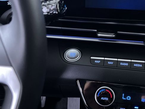 Used 2025 Hyundai Elantra SEL image 27