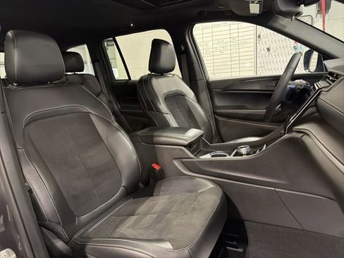 Used 2023 Jeep Grand Cherokee Altitude image 19