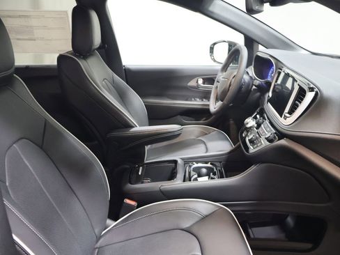 New 2027 Chrysler Pacifica Limited FWD image 16