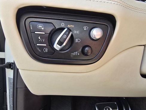 Used 2022 Bentley Bentayga AWD/4WD image 22
