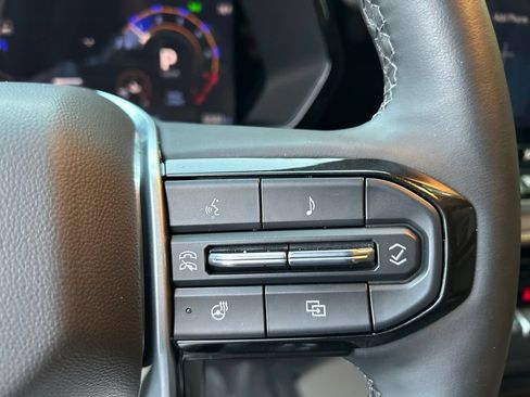 Used 2026 Chevrolet Colorado ZR2 w/ Technology Package AWD/4WD image 18
