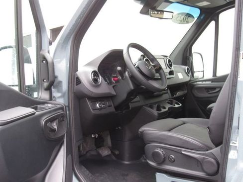 Used 2025 Mercedes-Benz Sprinter 2500 image 9