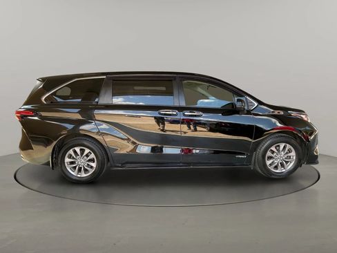 Used 2021 Toyota Sienna FWD image 5