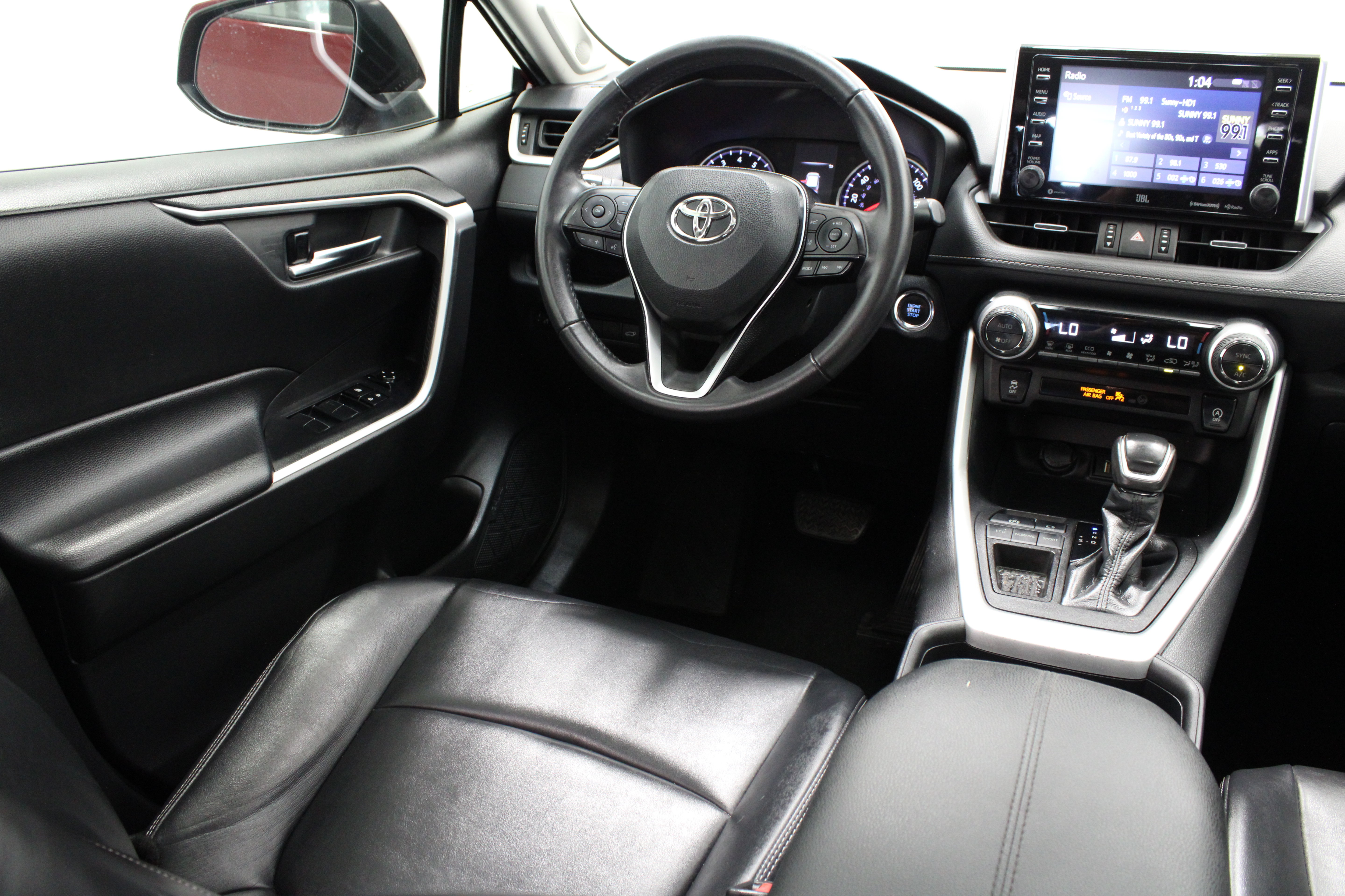Used 2020 Toyota RAV4 XLE Premium FWD image 31