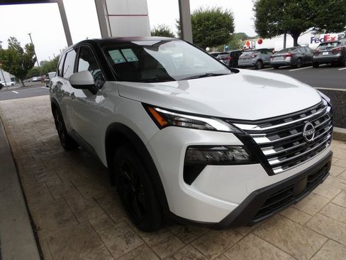 New 2025 Nissan Rogue SV image 3