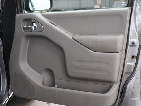 Used 2016 Nissan Frontier SV w/ SV Value Truck Package AWD/4WD image 9
