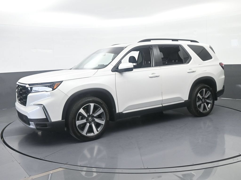 Used 2025 Honda Pilot Touring image 2