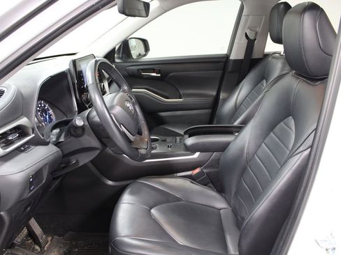 Used 2022 Toyota Highlander XLE image 14