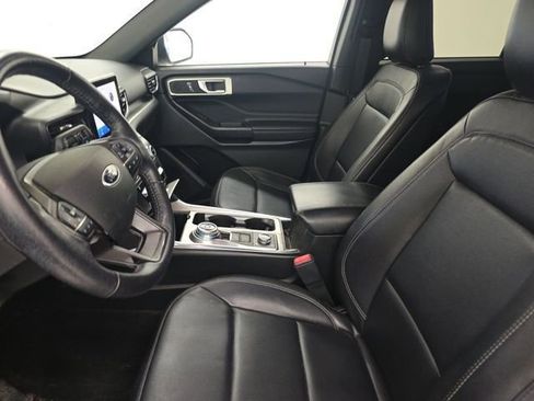 Used 2020 Ford Explorer XLT w/ Equipment Group 202A image 6