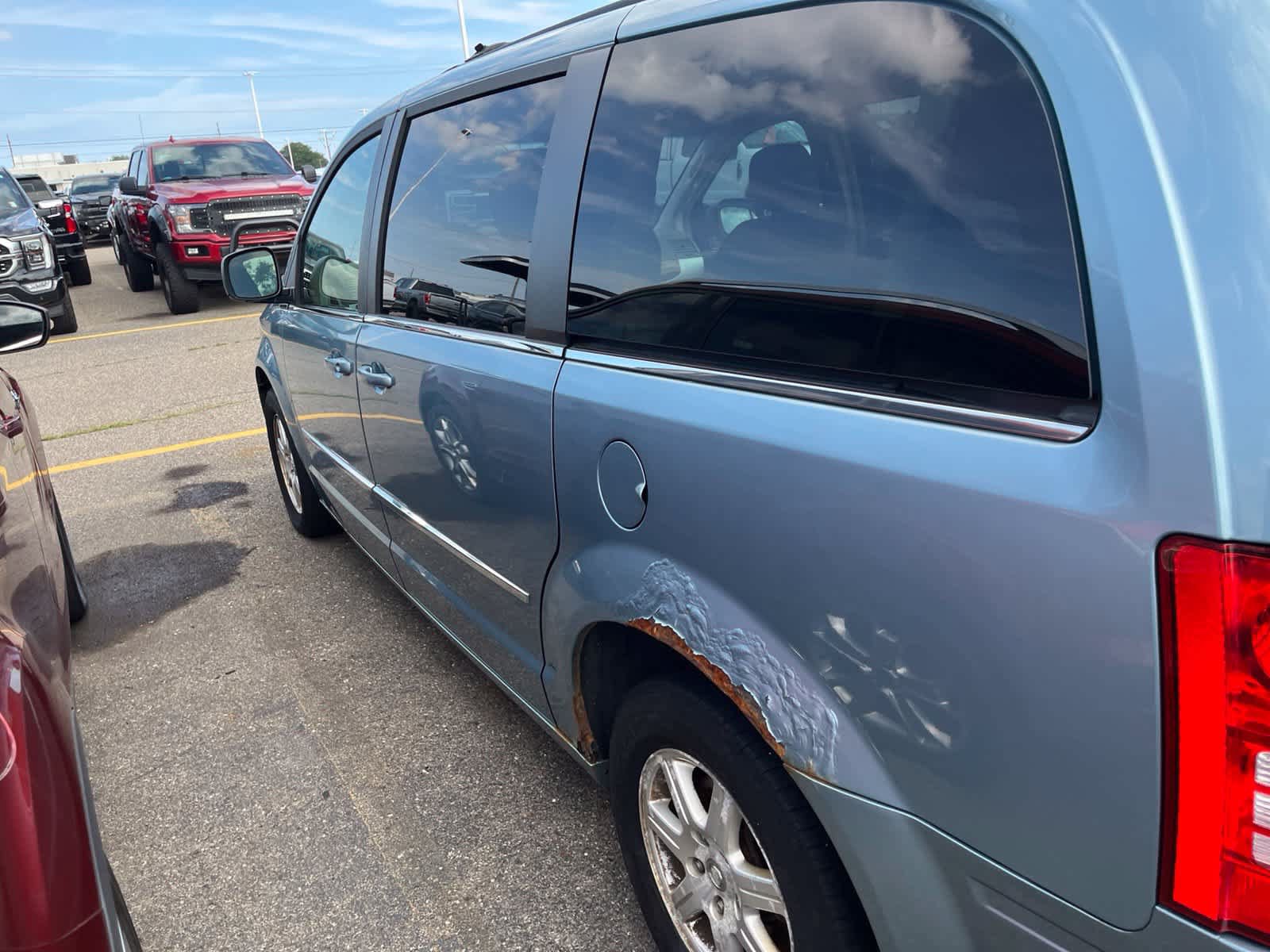 Used 2009 Chrysler Town & Country Touring w/ Family Value Group FWD image 10