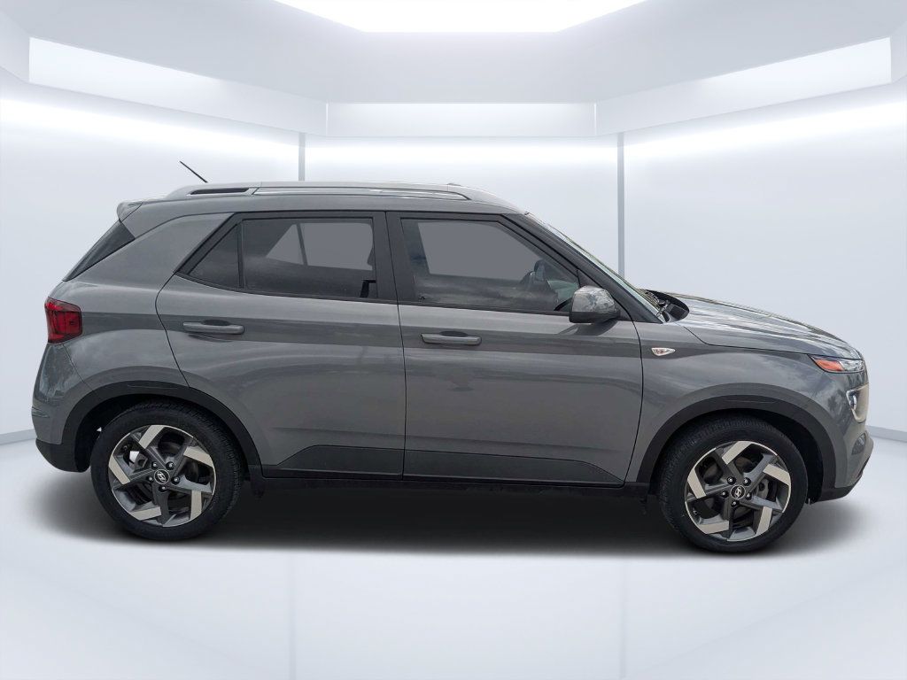 Used 2023 Hyundai Venue SEL FWD image 2
