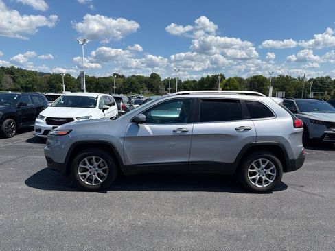 Used 2017 Jeep Cherokee Latitude w/ Safety/Convenience Group AWD/4WD image 3