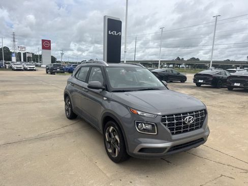 Used 2023 Hyundai Venue SEL FWD image 9