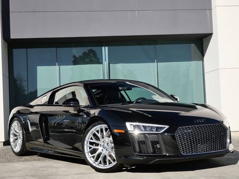 Used 2017 Audi R8 V10 w/ Carbon Exterior Package image 1