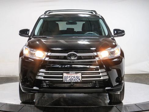 Used 2018 Toyota Highlander LE w/ Carpet Mat Package (TMS) FWD image 6