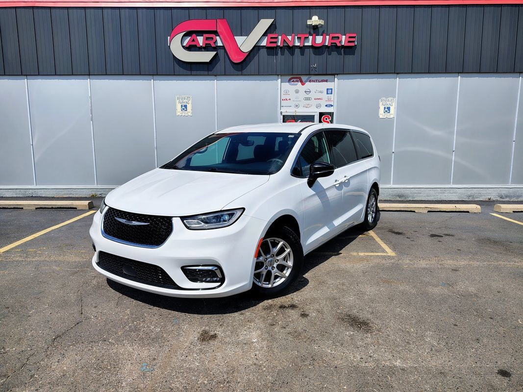 Used 2024 Chrysler Pacifica Touring FWD image 1