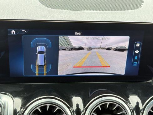 Used 2025 Mercedes-Benz GLB 250 4MATIC image 23