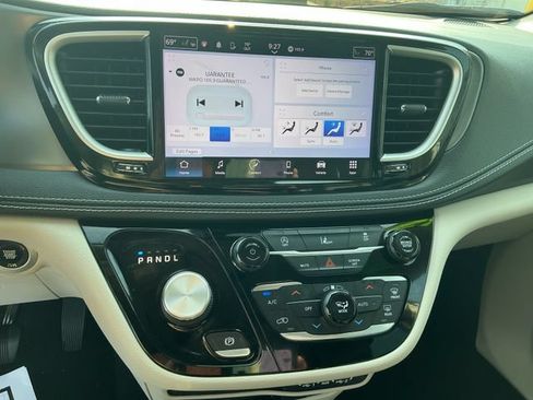 Used 2022 Chrysler Pacifica Touring-L FWD image 31
