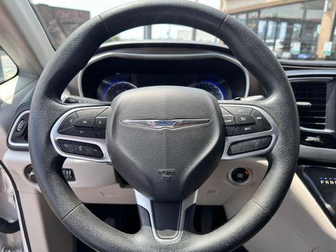 Used 2020 Chrysler Voyager L image 19