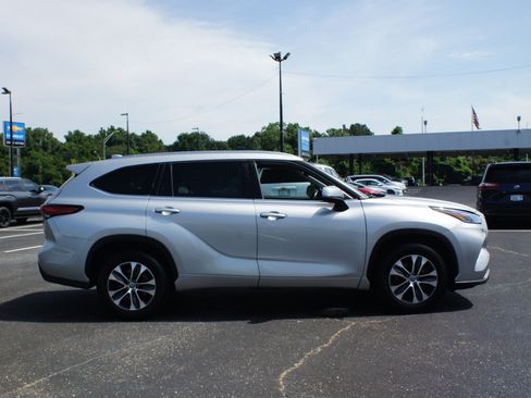 Used 2021 Toyota Highlander XLE FWD image 21
