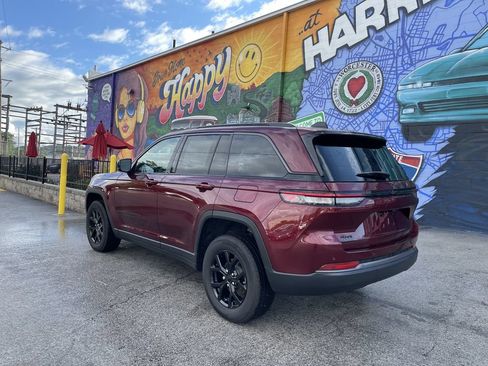 Used 2026 Jeep Grand Cherokee Altitude AWD/4WD image 3