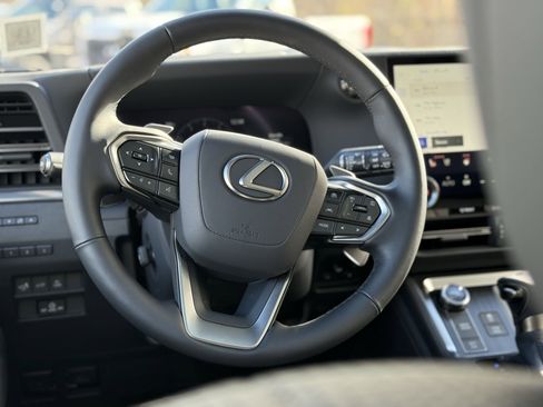 Used 2025 Lexus GX 550 image 18